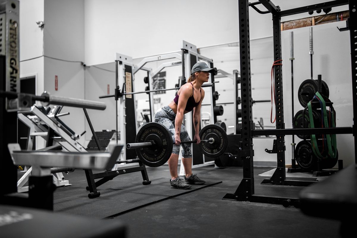 Woman lifting weights. 