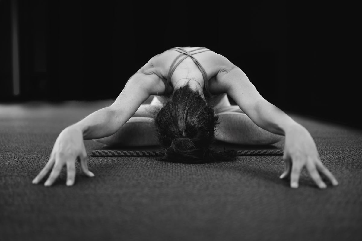 Personal trainer stretching