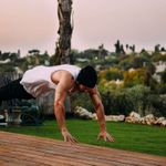 A calisthenics personal trainer doing push-ups. 