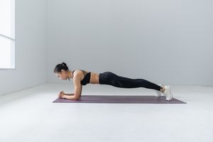 Woman following a bodyweight workout plan for beginners