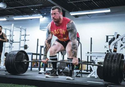 A man benefitting from strongman supplements. 