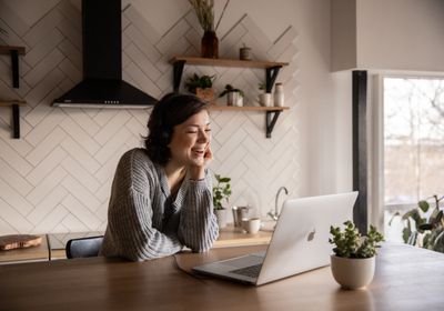 Convenience is one reason to hire an online personal trainer. 