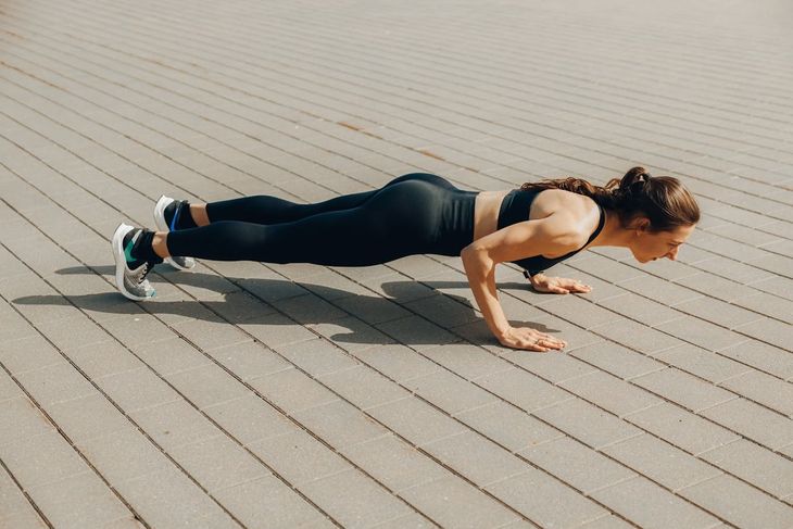 A woman doing press-ups