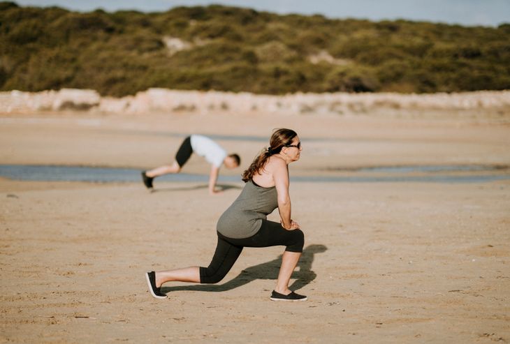 Woman doing lunges as part of a weight loss circuit workout.