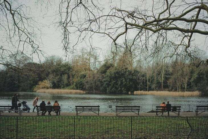 Un grupo de personas junto a un caballo en un lago

Descripción generada automáticamente