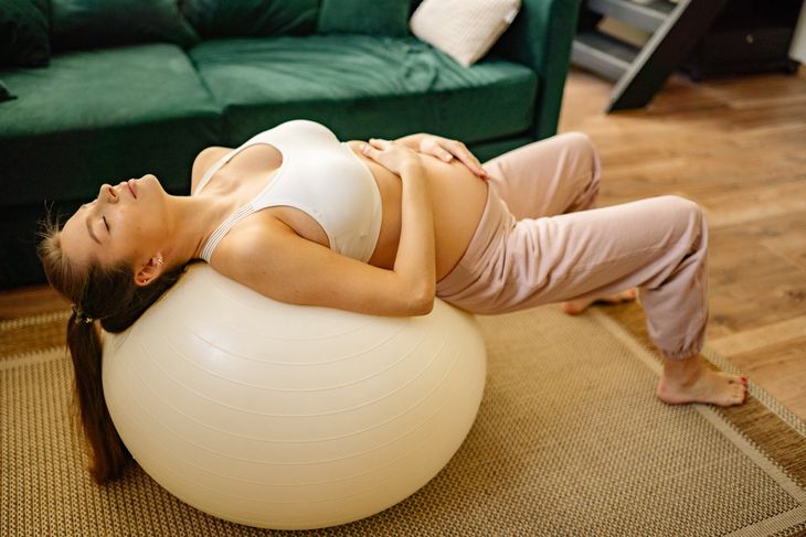 A pregnant woman relaxing as part of a post-pregnancy weight-loss diet plan.