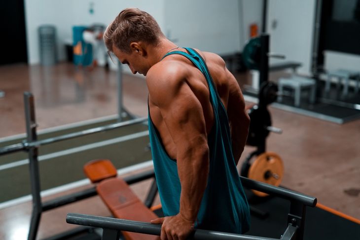 A man in a gym completing calisthenics exercises for beginners