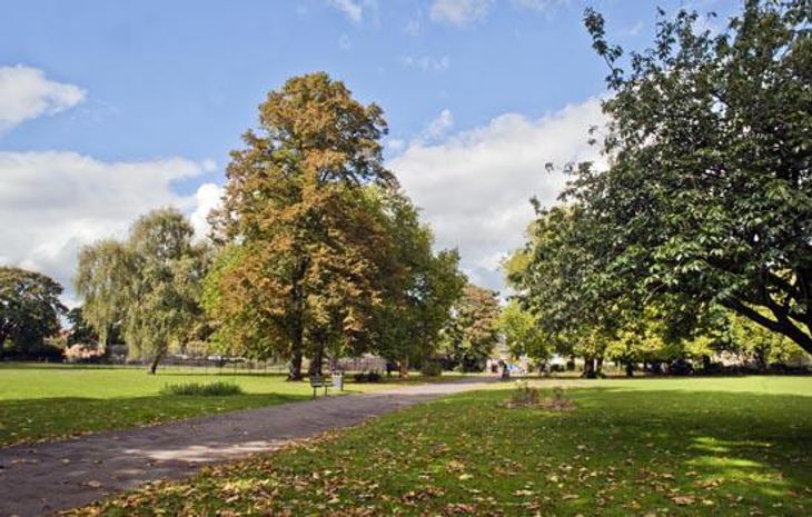 The meadows of Wormholt Park mean it's an idyllic place to meet your personal trainer in Fulham. 