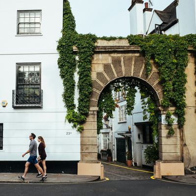 A couple walking along the pavement in Kensington